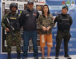 Fiscal Mancera, Fiscal Martha Mancera, Martha Mancera En la fotografía aparecen el capturado junto a un funcionario del CTI, un agente de la Policía nacional y un soldado del Gaula Militar. En la parte superior está un banner de la Fiscalía General y otro banner del Gaula Militar.