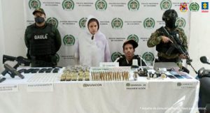 En la fotografía aparece la pareja junto a dos un agente del Gaula de la Policía Nacional y un soldado del Gaula del Ejército. En la parte posterior se observa una mesa con armas de fuego, munición, proveedores y teléfonos celulares.