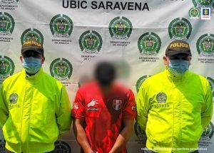 Martha Mancera, Fiscal Martha Mancera, Fiscal General Martha Mancera Se visualiza al capturado con el rostro difuminado junto a dos uniformados de la Policía Nacional. En la parte posterior se ubica el banner que identifica a la unidad de investigación de la Policía en Saravena (Arauca)
