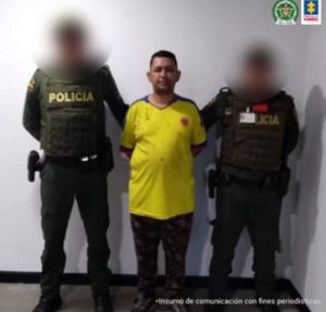 Fiscal Mancera, Fiscal Martha Mancera, Martha Mancera, Fiscalía General de la Nación Se visualiza al capturado junto a dos uniformados de la Policía Nacional.