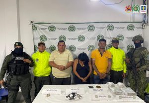 Fiscal Mancera, Fiscal Martha Mancera, Martha Mancera, Fiscalía General de la Nación En la imagen aparecen dos hombres y una mujer entre uniformados de la Policía y el Ejército.