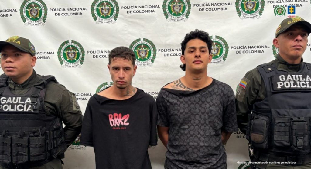 En la imagen están los dos procesados en medio de dos servidores del Gaula de la Policía Nacional.
