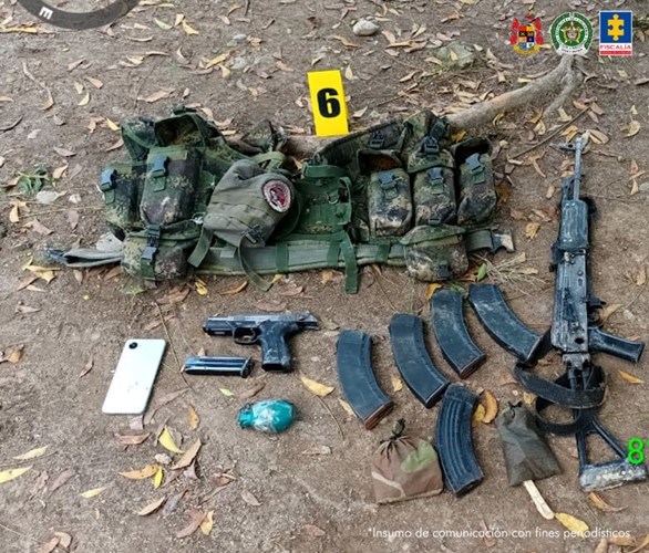 En la imagen pueden verse variedad de armas y uniformes de intendencia. Están sobre un piso de tierra.