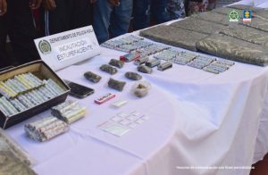 Se observa una mesa con un mantel blanco y allí se puede apreciar todo el estupefaciente incautado durante los allanamientos.