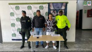 En la fotografía aparece de pie y con los brazos atrás Mauricio Andrés Villaquirán López, alias Chinga. Viste camiseta de manga corta estampada con colores blanco y negro; pantaloneta y zapatillas blancas. A lado y lado de ellos hay uniformados de la Policía Nacional. Delante de ellos hay una mesa y sobre ella se aprecia un celular y munición. Asimismo, hay dos letreros que dicen ‘Celulares’ y ‘Munición’. Detrás de ellos hay un pendón institución de la Policía Nacional.