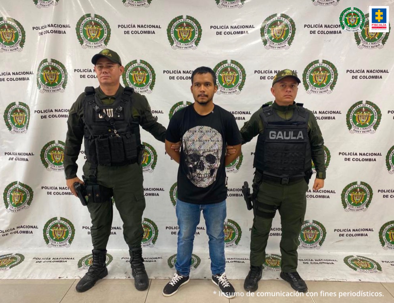 En la fotografía aparece un hombre capturado, junto a dos agentes del Gaula de la Policía Nacional. En la parte posterior de la imagen se ve un banner de la Policía Nacional