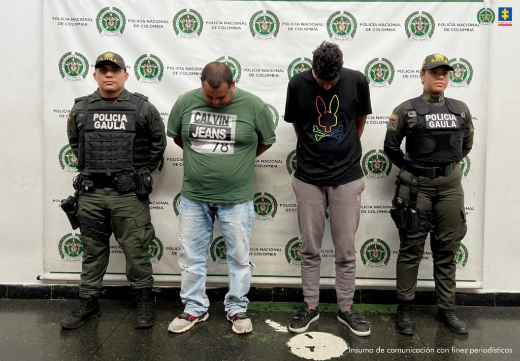 En la imagen aparecen los procesados en medio de 2 uniformados del Gaula de la Policía Nacional