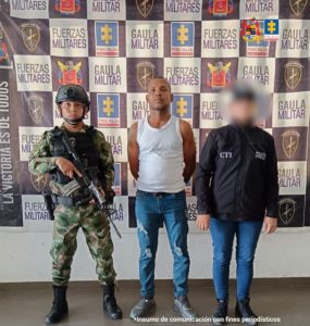 En la fotografía aparece un hombre capturado, acompañado de un servidor del (CTI) y un uniformado del Gaula Militar. En la parte posterior un banner con logos de la entidad.