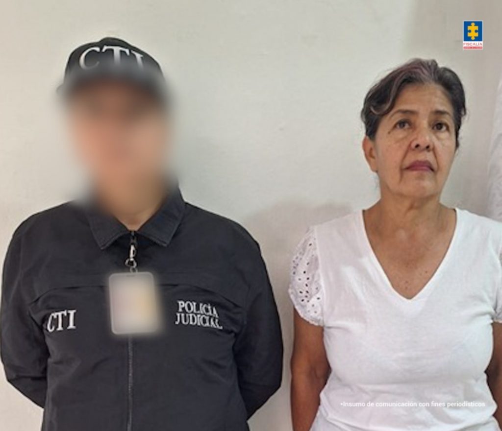 En la foto aparece la procesada al lado de una servidora del Cuerpo Técnico de Investigación (CTI).