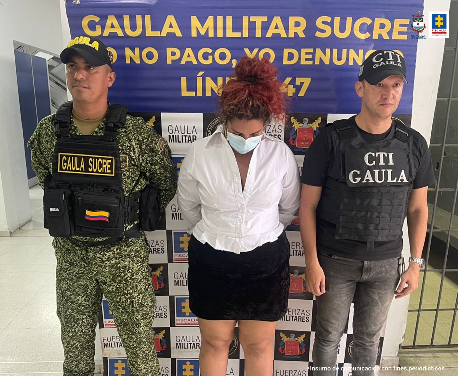 En la imagen aparece una mujer detenida entre un uniformado de la Armada y otro de la Fiscalía.