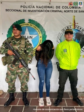 En la foto se aprecia la capturada junto a uniformados de la Policía y Ejército Nacional, detrás de ellos se aprecia un banner que identifica a la Policía Nacional