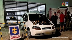 Se ve un carro con los paquetes de cocaína.
