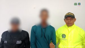 En la imagen aparecen personas detenidas entre uniformados de la Policía y el CTI.