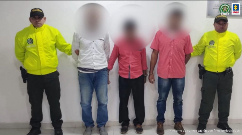 Martha Mancera, Fiscal Mancera, Fiscal Martha Mancera En la imagen se ven tres personas detenidas entre dos uniformados de la Policía.