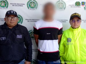 En las imágenes se aprecian hombres detenidos entre uniformados del CTI y la Policía.