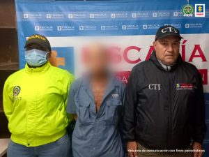 En las imágenes se aprecian hombres detenidos entre uniformados del CTI y la Policía.