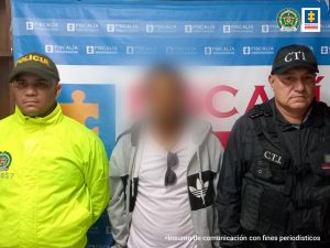 En las imágenes se aprecian hombres detenidos entre uniformados del CTI y la Policía.