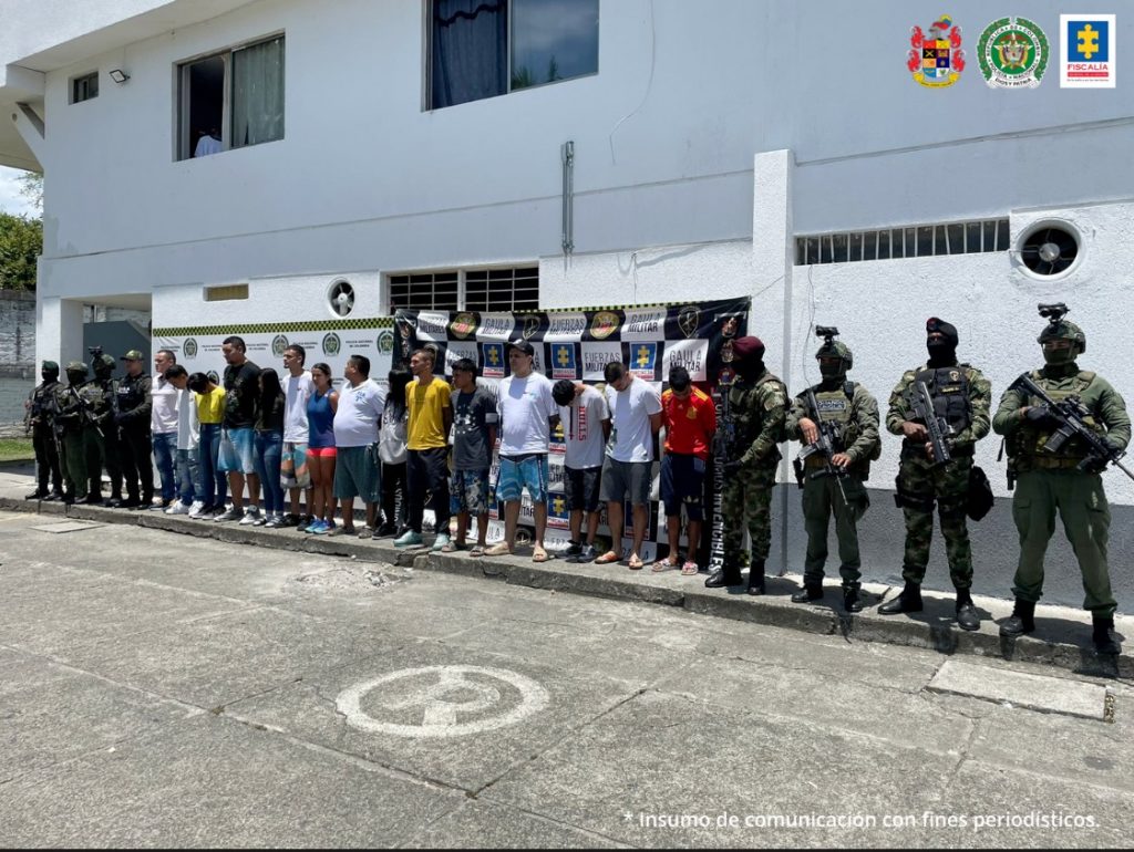 En la fotografía aparecen de frente los presuntos integrantes de la ‘Oficina La Inmaculada’. A lado y lado de ellos hay uniformados de la Policía Nacional y del Ejército. Detrás de ellos hay dos pendones institucionales, uno de la Policía y otro con logos del Ejército, Fiscalía y Gaula Militar.