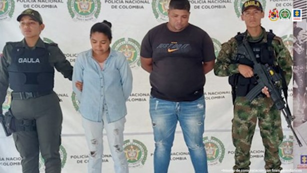 En la fotografía aparecen los dos capturados, junto a una uniformada del Gaula de la Policía Nacional y un uniformado de la Policía Nacional