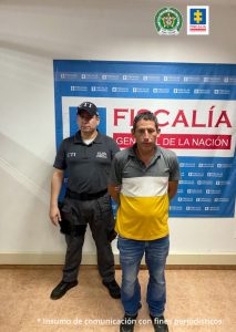 En la fotografía aparecen capturados junto a personal de Fiscalía General de la Nación. En la parte posterior de la imagen se ven banners de Policía Nacional y la Fiscalía General de la Nación.