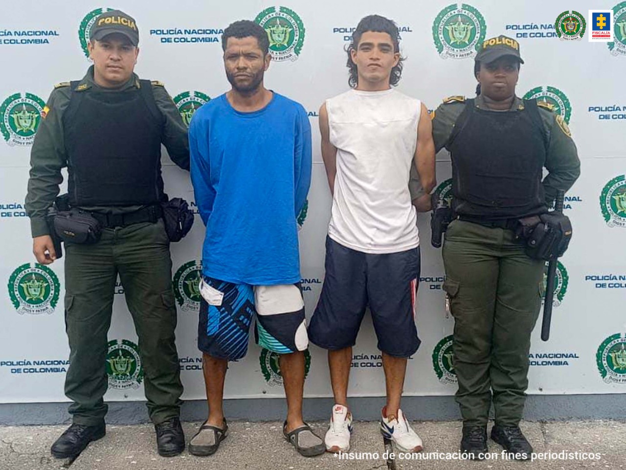 En la foto aparecen de pie y con los brazos atrás, Omar Alexis Ramírez y Walter Andrés Ortiz Galeano. Uno de ellos viste camibuzo azul de manga larga y pantaloneta estampada. La otra persona viste camiseta blanca de manga cisa, pantaloneta negra y tenis blancos. A lado y  lado de ellos hay uniformados de la Policía Nacional. Detrás de ellos hay un pendón institucional de la Policía.