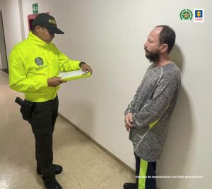 En la otra foto se observa a un capturado frente a un funcionario de Policía Nacional