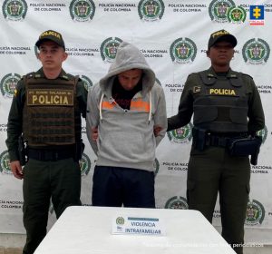En las fotografías aparecen los capturados junto a agentes de la Policía Nacional. En la parte superior está un banner de la Policía Nacional