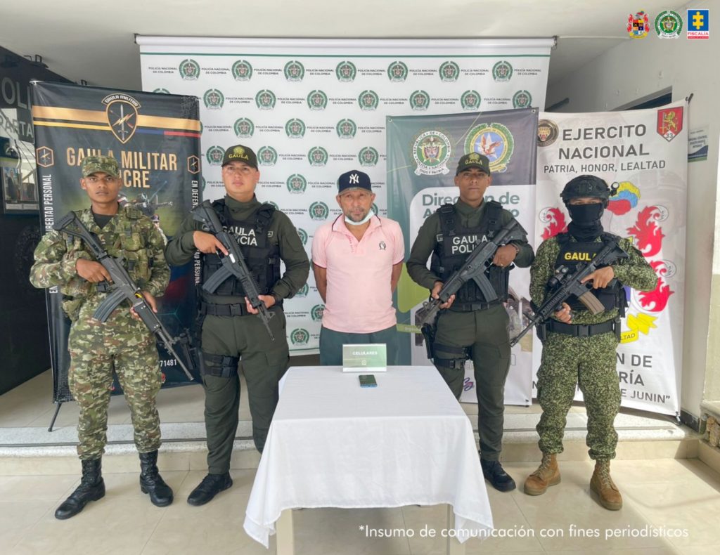 En Sincelejo aseguran a presunto extorsionista del Clan del Golfo 1 En la imagen aparece una persona de camiseta rosada entre dos uniformados de la Policía, uno del Ejército y uno del Gaula Militar.