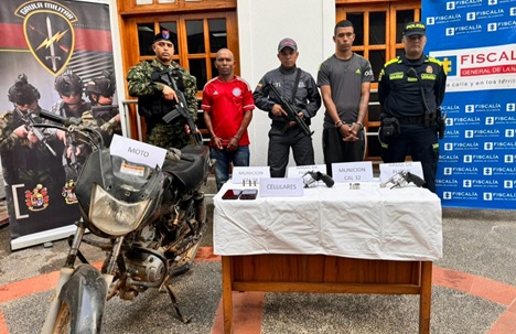 Martha Mancera, Fiscal Mancera, Fiscal Martha Mancera En la imagen se ven dos personas detenidas entre uniformados del Ejército, el CTI y la Policía.