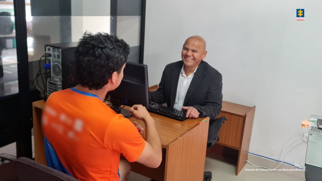 En la foto aparece un usuario siendo atendido por un servidor público dentro de las instalaciones de la administración municipal donde está ubicado el PAF.