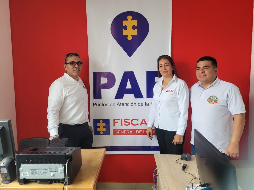 En la fotografía aparece personas en la inauguración de un Punto de Atención de la Fiscalía.