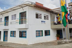 En la foto  una casa blanca de dos pisos donde queda ubicado el nuevo Punto de Atención de la Fiscalía PAF que fue inaugurado en Guatapé, Antioquia.