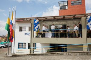 En la foto  una casa blanca de dos pisos donde queda ubicado el nuevo Punto de Atención de la Fiscalía PAF que fue inaugurado en Guatapé, Antioquia.