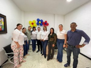En la foto aparecen los servidores de la Fiscalía que trabajarán en el PAF de Restrepo, junto con el equipo de trabajo de la Dirección Seccional.