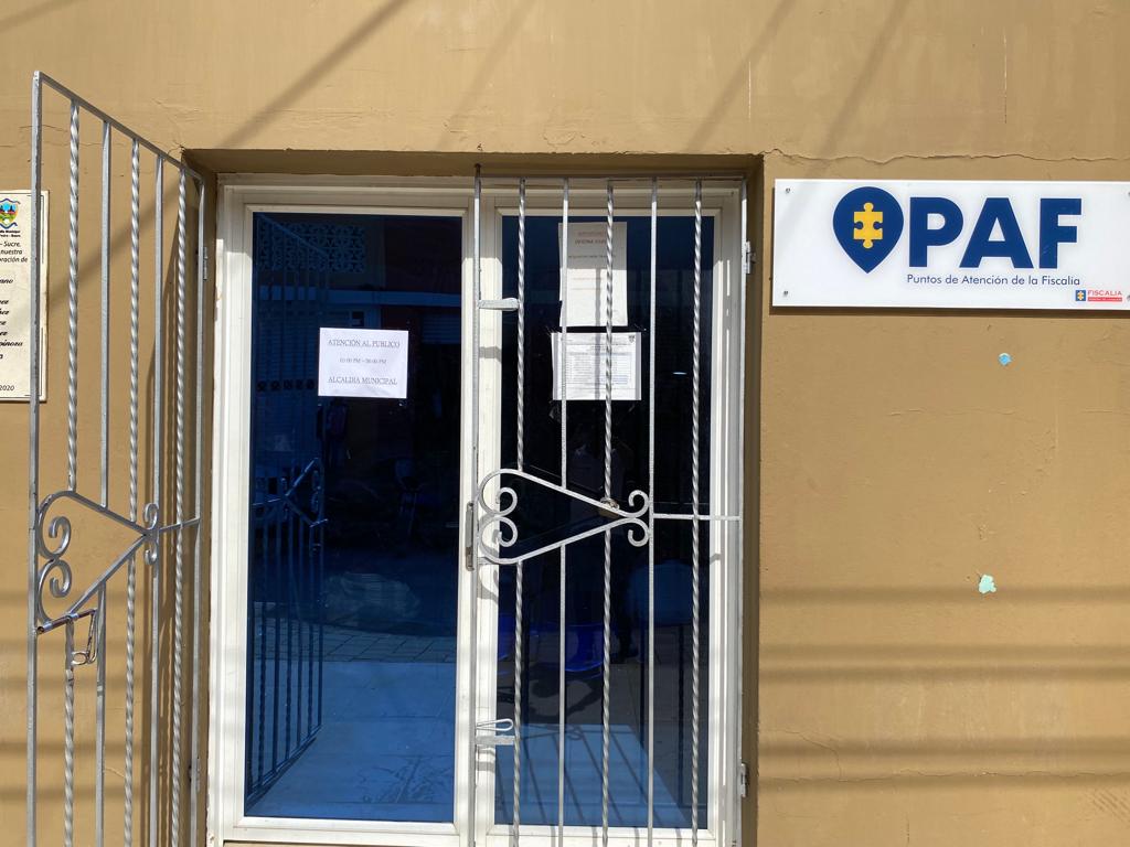 En la imagen se ve la entrada de una oficina, en el marco de una casa