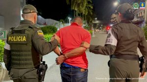 En la foto aparece el hoy asegurado, siendo custodiado por dos miembros de la Policía Nacional.