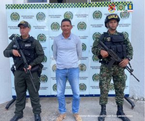En la imagen aparece el capturado de frente acompañado de dos integrantes del Ejército Nacional