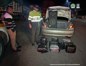 En la imagen se observa la marihuana incautada,el baul del carro y uniformados de la Policía Nacional