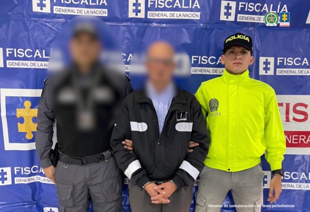 En la imagen se ve a un hombre detenido, junto a uniformados del CTI y la Policía Nacional, quien habría atentado contra la vida de su excompañera sentimental, tras retenerla y agredirla sexualmente.