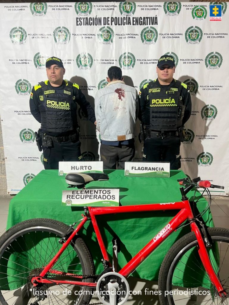 En la fotografías se observan tres personas dos de ellas uniformados de la Policía Nacional y el capturado.