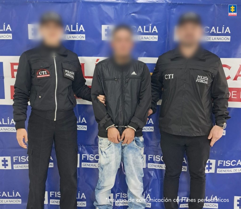 En la fotografía se observan tres personas dos de ellas funcionarios del Cuerpo Técnico de Investigación (CTI) y el capturado.