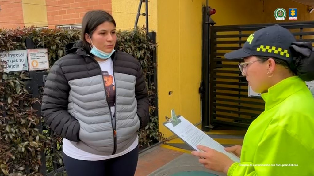 En la fotografía se observa a dos personas una de ellas la capturada, y una uniformada que se encuentra leyéndole sus derechos como persona detenida.