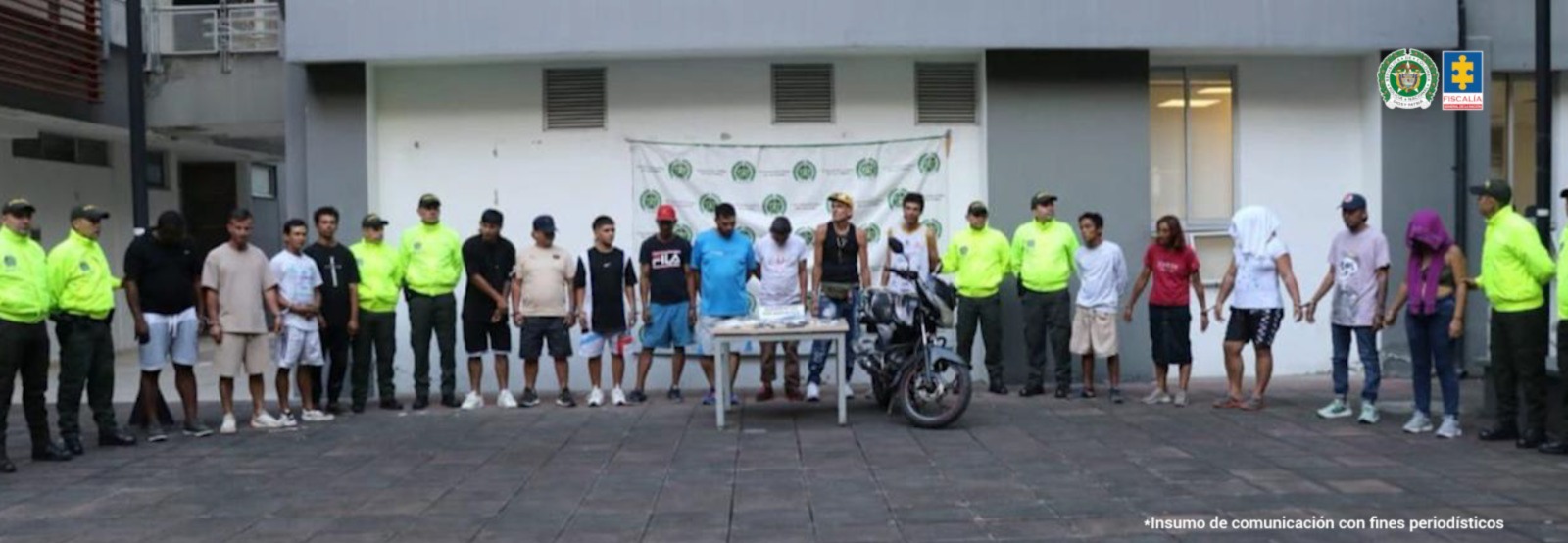 En la imagen se ven varios capturados junto a uniformados de la Policía. 