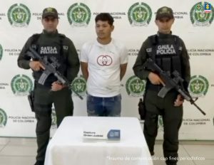 En la imagen se ve a un hombre capturado en medio de dos uniformados del Gaula de la Policía.
