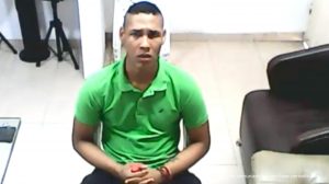En la imagen se ve a un hombre sentado, quien fue identificado como Rafael Andrés Ortega Céspedes, condenado a 8 años de prisión por hurto agravado y calificado, tras comprobarse que amenazaba con arma de fuego a empleados y clientes de locales comerciales en Bogotá para robar dinero y objetos de valor.