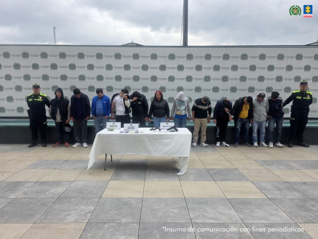 En la fotografías se encuentran las personas procesadas acompañadas de dos policías. 