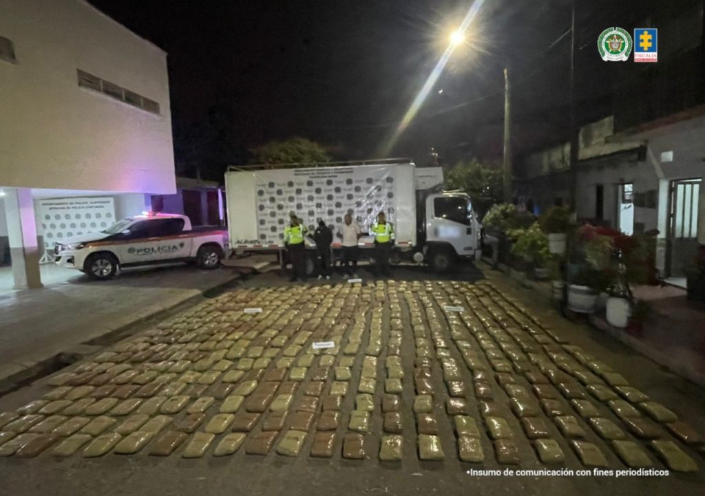 fotografia en donde se puede ver los estupefacientes incautados