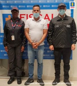 En la fotografía aparece el capturado junto a servidores del CTI. En la parte superior se observa un banner de la Fiscalía General de la Nación.