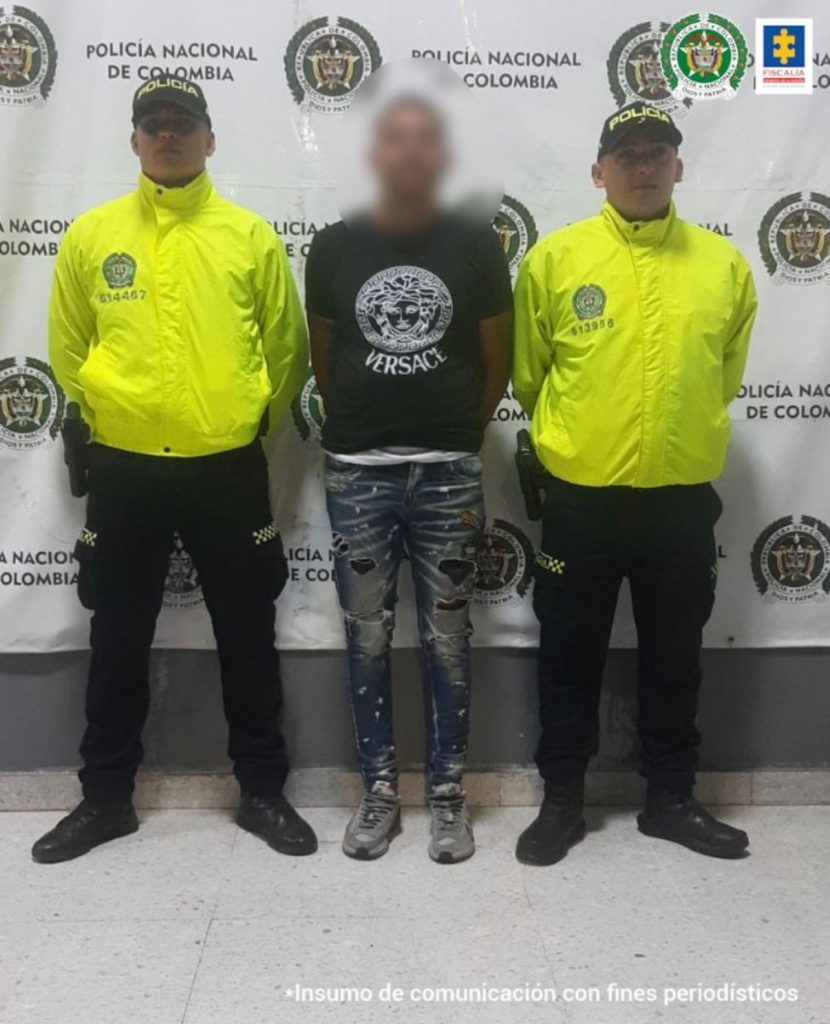 En la foto aparece el procesado con las manos atrás y en medio de dos uniformados de la Sijin de la Policía Nacional.