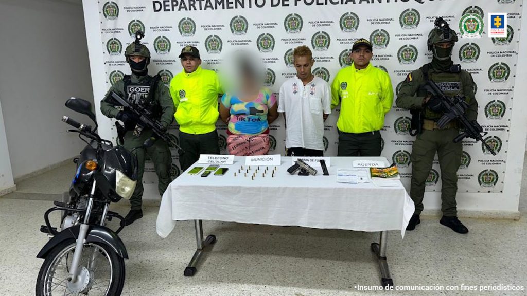 En la imagen está el procesado con dos Policías a sus lados y los elementos incautados en una mesa